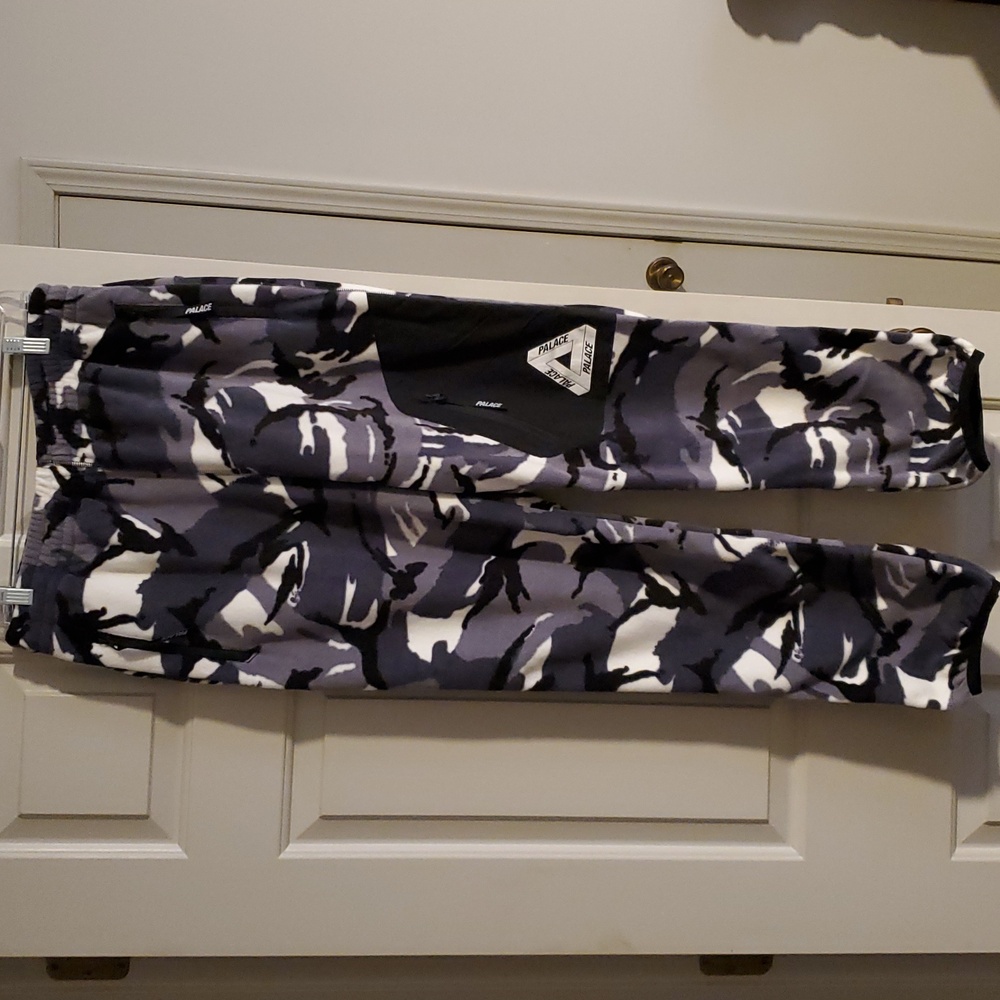 Palace P-Surgent Fleece Joggers. Size Large. Color White DPM. Camo.